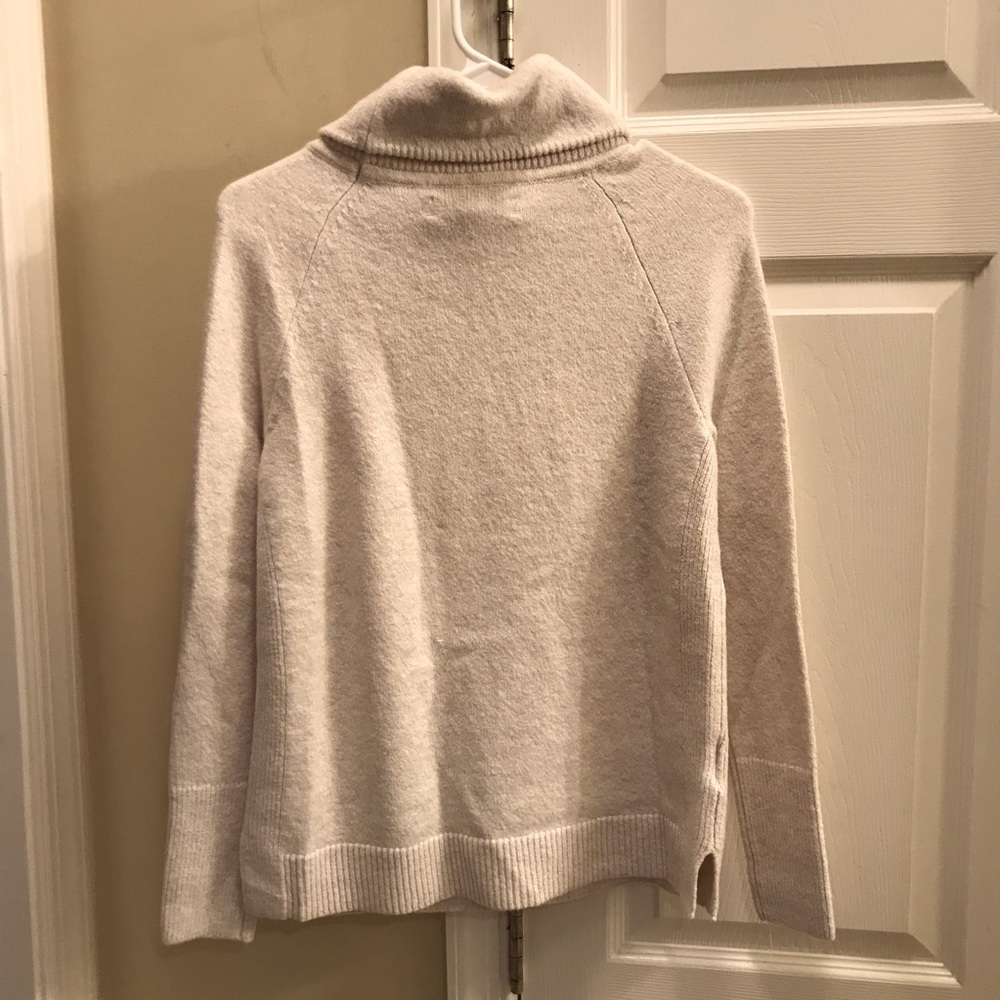 NWT LOFT Cream Turtleneck w/ Kangaroo Style Pockets Size XS - Picture 2 of 4